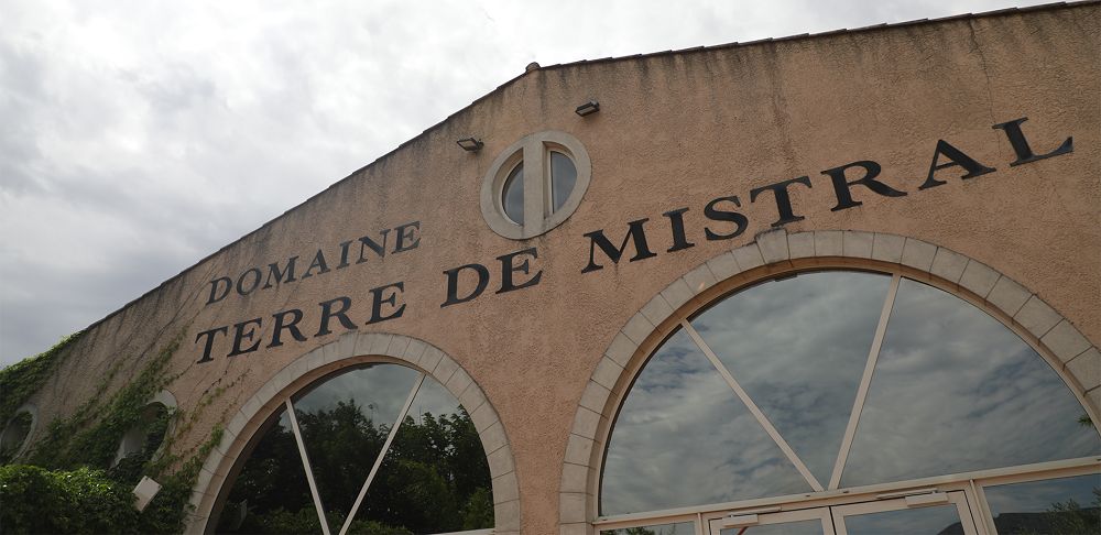 TERRE DE MISTRAL : L’ALLIANCE DES SYMBOLES DE LA PROVENCE À ROUSSET