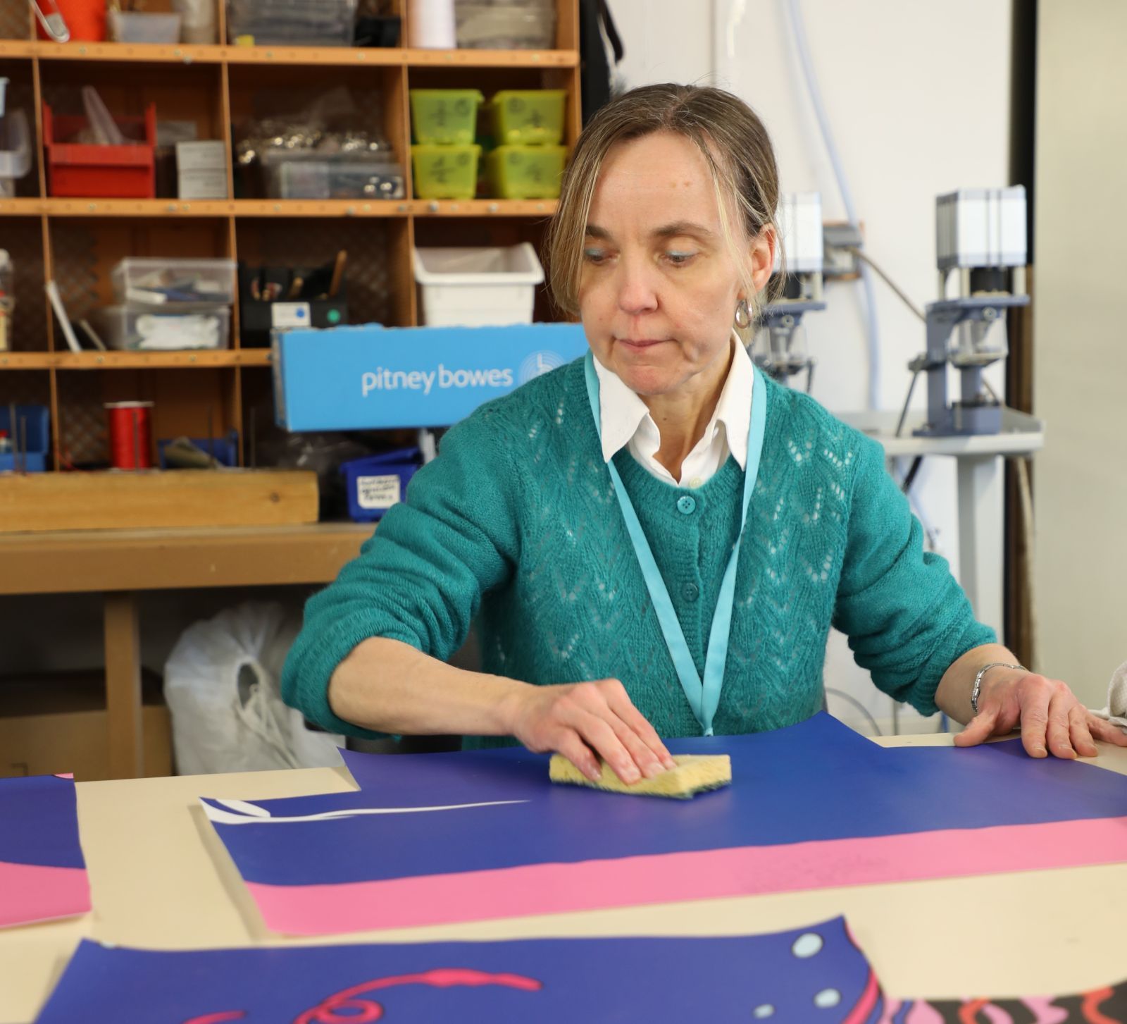Corinne nettoie la bâche avec soin