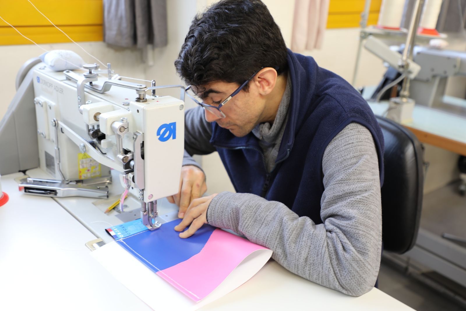 Bastien s'occupe de la couture des patrons pour former le sac cabas