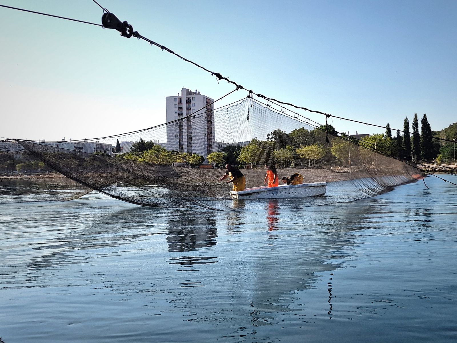 Le filet mesure 80 mètres de long pour 14 mètres de large. Il est hissé par ses quatre côtés et laisse peu de chances aux poissons qui passent le chenal à ce moment-là.