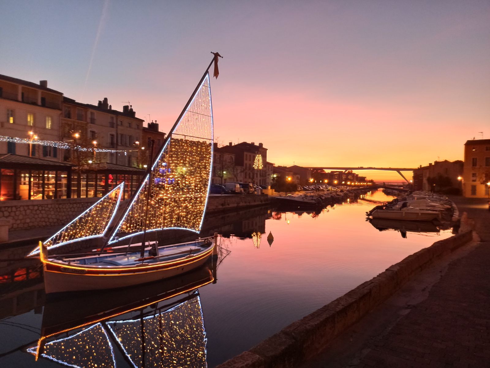 Une barque illuminée sur le canal St Sébastien à Martigues
